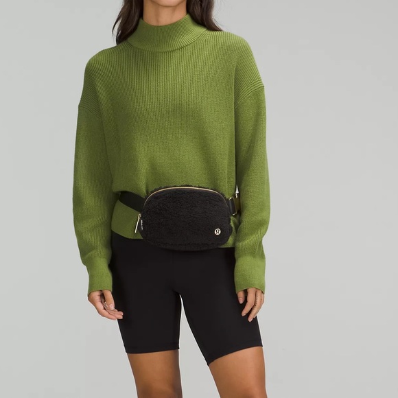 Lululemon Everywhere Fleece Belt Bag 1L - Picture 4 of 9